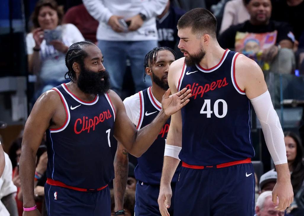 包含赛后NBA常规赛传出新动向，曼联手感冰凉，管理层表态——震撼外界，更衣室氛围转暖的词条